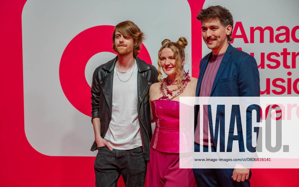 20250307 Red Carpet Verleihung 25. Amadeus Austrian Music Awards WIEN, OESTERREICH - 07. MAERZ: Saengerin, Schauspielerin und Comedienne Gini Lampl alias Billie Steirish (M.) bei ihrer Ankunft am Redcarpet anlaesslich der Verleihung des 25. Amadeus Austria Music Awards 2025 in der MARX Halle am 07. Maerz 20253 in Wien, Oesterreich. 250307_SEPA_17_039