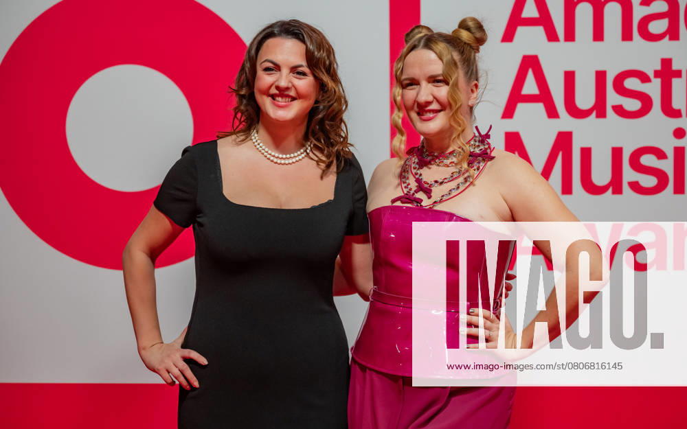 20250307 Red Carpet Verleihung 25. Amadeus Austrian Music Awards WIEN, OESTERREICH - 07. MAERZ: Saengerin, Schauspielerin und Comedienne Gini Lampl alias Billie Steirish (R.) bei ihrer Ankunft am Redcarpet anlaesslich der Verleihung des 25. Amadeus Austria Music Awards 2025 in der MARX Halle am 07. Maerz 20253 in Wien, Oesterreich. 250307_SEPA_17_041