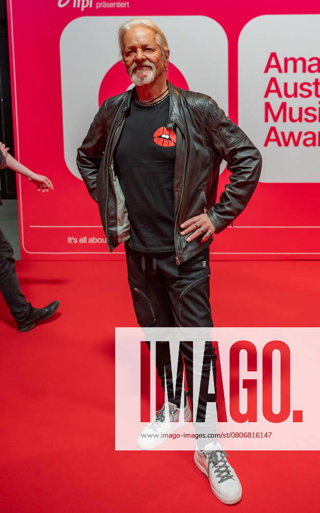 20250307 Red Carpet Verleihung 25. Amadeus Austrian Music Awards WIEN, OESTERREICH - 07. MAERZ: Gruendungsmitglied und Kopf der Austro-Musikgruppe Ersten Allgemeinen Verunsicherung (EAV), Texter, Komponist, Saenger, Gitarrist und Grafiker Thomas Spitzer bei seiner Ankunft am Redcarpet anlaesslich der Verleihung des 25. Amadeus Austria Music Awards 2025 in der MARX Halle am 07. Maerz 20253 in Wien, Oesterreich. 250307_SEPA_17_042