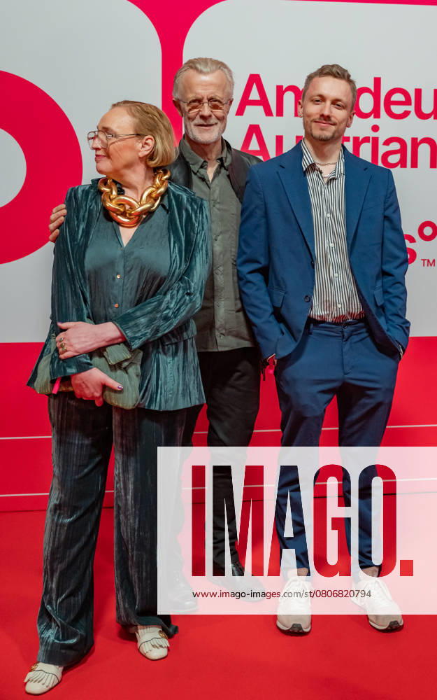 20250307 Red Carpet Verleihung 25. Amadeus Austrian Music Awards WIEN, OESTERREICH - 07. MAERZ: Keyboarder, Komponist und Musikproduzent Thomas Rabtisch (M.) mit seiner Gattin Anja und seinem Sohn Josef bei ihrer Ankunft am Redcarpet anlaesslich der Verleihung des 25. Amadeus Austria Music Awards 2025 in der MARX Halle am 07. Maerz 20253 in Wien, Oesterreich. 250307_SEPA_17_093