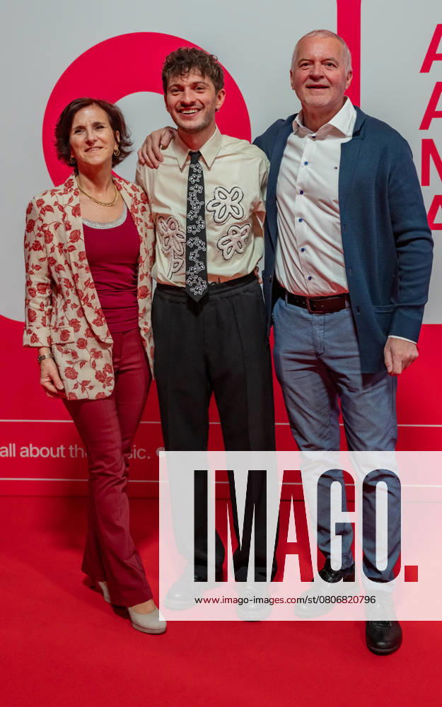 20250307 Red Carpet Verleihung 25. Amadeus Austrian Music Awards WIEN, OESTERREICH - 07. MAERZ: Nominierter fuer die 25. Amadeus Austria Music Awards 2025 in der Kategorie -Song des Jahres praesentiert von Hitradio Oe3- mit dem Song -Verwandtschaftstreffen- Musiker und Entertainer Florian Gruber alias RIAN bei seiner Ankunft mit seiner Familie am Redcarpet anlaesslich der Verleihung des 25. Amadeus Austria Music Awards 2025 in der MARX Halle am 07. Maerz 20253 in Wien, Oesterreich. 250307_SEPA_17_094