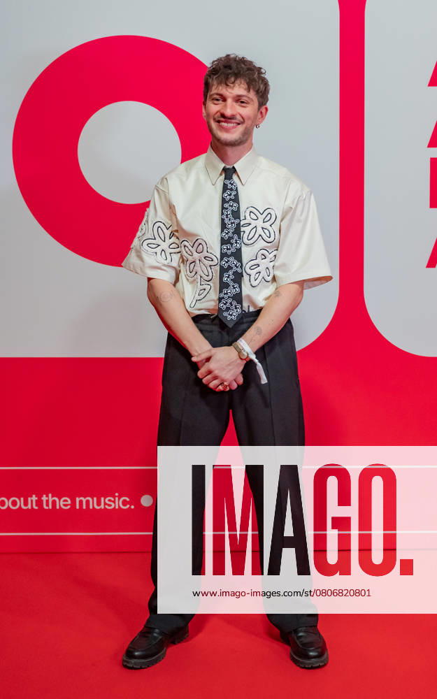 20250307 Red Carpet Verleihung 25. Amadeus Austrian Music Awards WIEN, OESTERREICH - 07. MAERZ: Nominierter fuer die 25. Amadeus Austria Music Awards 2025 in der Kategorie -Song des Jahres praesentiert von Hitradio Oe3- mit dem Song -Verwandtschaftstreffen- Musiker und Entertainer Florian Gruber alias RIAN bei seiner Ankunft am Redcarpet anlaesslich der Verleihung des 25. Amadeus Austria Music Awards 2025 in der MARX Halle am 07. Maerz 20253 in Wien, Oesterreich. 250307_SEPA_17_096