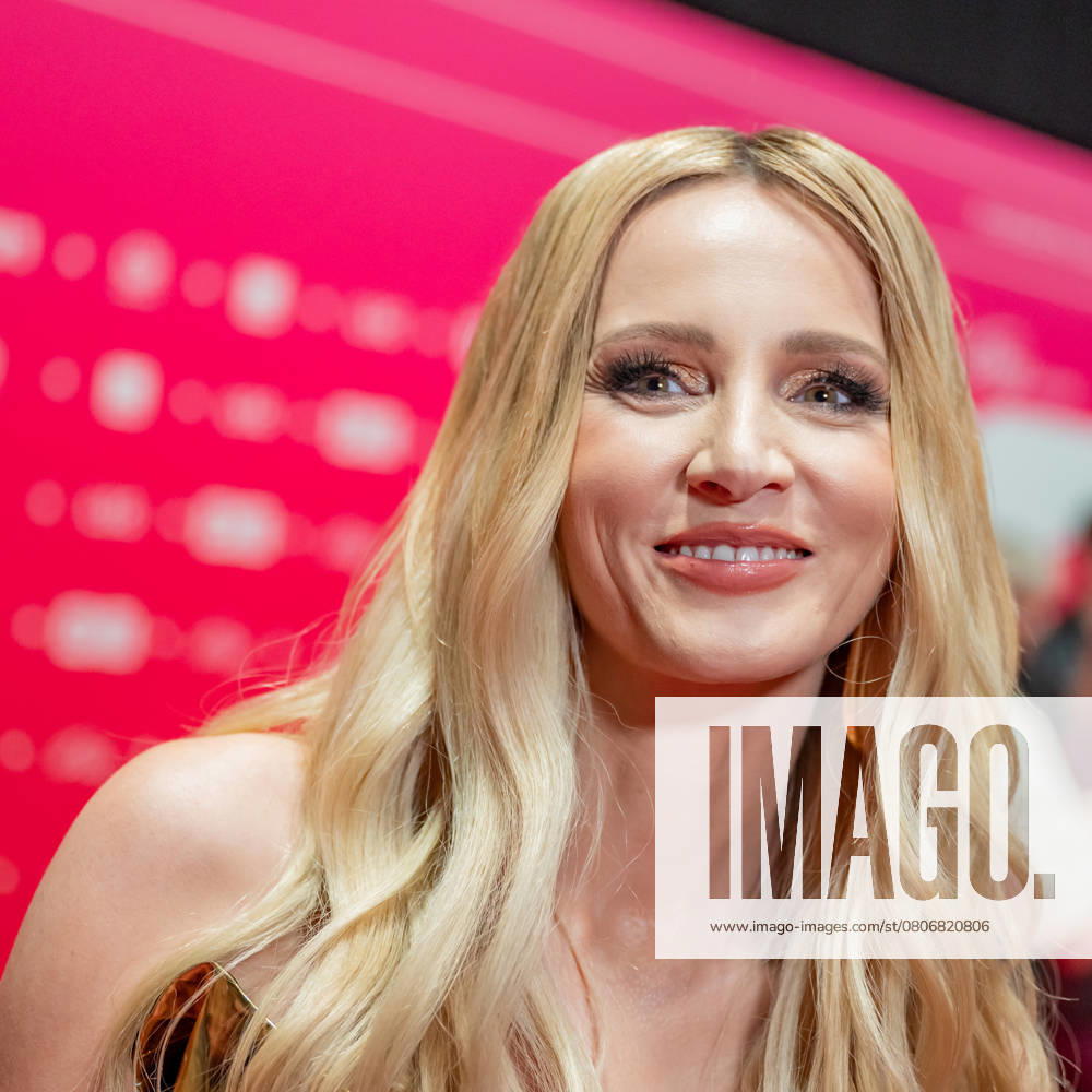 20250307 Red Carpet Verleihung 25. Amadeus Austrian Music Awards WIEN, OESTERREICH - 07. MAERZ: Nominierte fuer die 25. Amadeus Austria Music Award 2025 in der Genre-Kategorie -Schlager Volksmusik- Musikerin Melissa Naschenweng bei ihrer Ankunft am Redcarpet anlaesslich der Verleihung des 25. Amadeus Austria Music Awards 2025 in der MARX Halle am 07. Maerz 20253 in Wien, Oesterreich. 250307_SEPA_17_098
