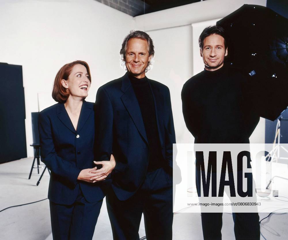 THE X-FILES, from left: Gillian Anderson, Chris Carter, David Duchovny, (1997), 1993-2018, ph: Troy House TM and Copyright Fox Network. All rights reserved. Courtesy Everett CollectionT4DXFIL FE001 PUBLICATIONXNOTxINxCANxCHNxFRAxITAxJPNxNORxPOLxRUSxESPxUKxUSA