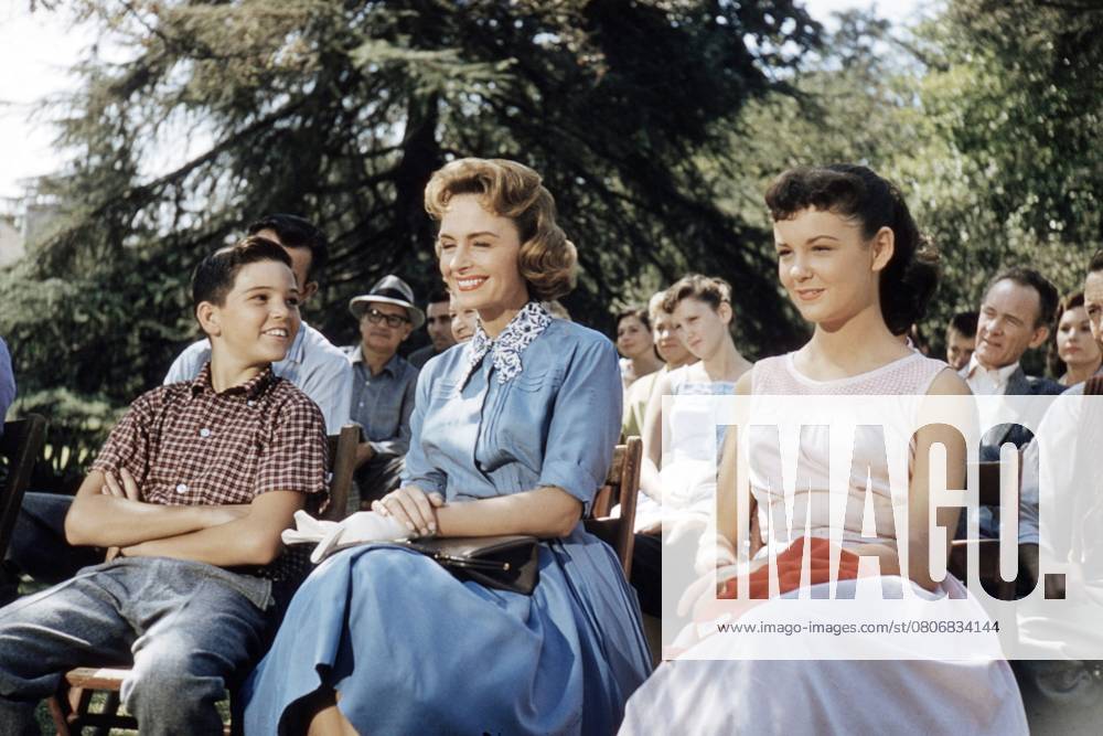 THE DONNA REED SHOW, from left: Paul Petersen, Donna Reed, Shelley Fabares, (1960), 1958-1966. ph: Gene Trindl TV Guide courtesy Everett CollectionTBDDORE EC066 PUBLICATIONXNOTxINxCANxCHNxFRAxITAxJPNxNORxPOLxRUSxESPxUKxUSA