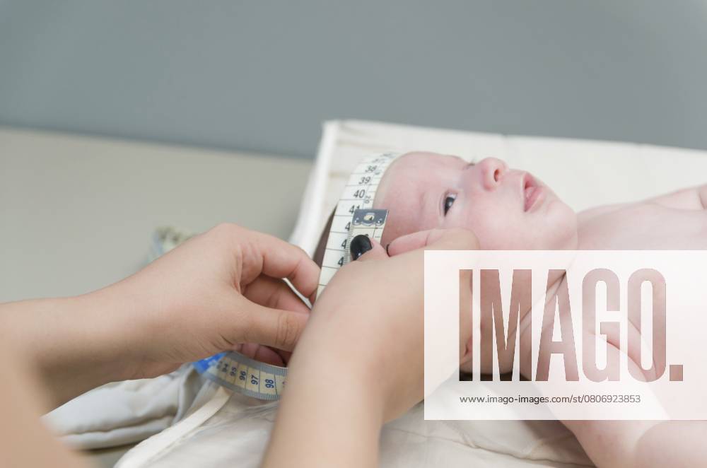 Kinderarzt bei der Untersuchung eines kleinen Babys in der Klinik Pediatrician examining little baby in clinic