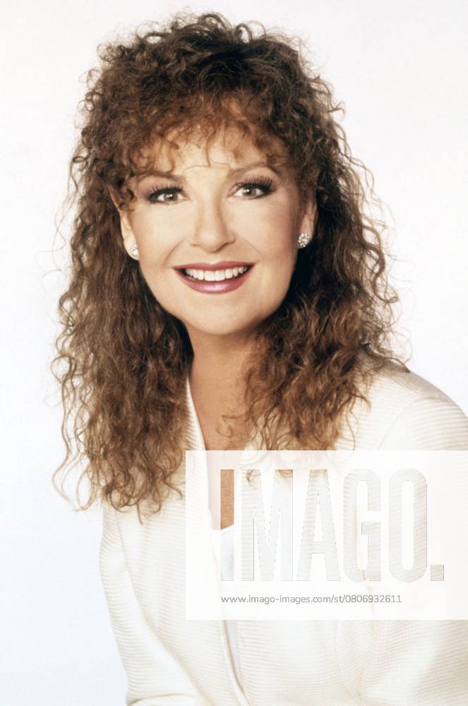 COACH, Shelley Fabares, 1989-1997. ph: Craig Sjodin ABC courtesy Everett CollectionTSDCOAC AB042 PUBLICATIONXNOTxINxCANxCHNxFRAxITAxJPNxNORxPOLxRUSxESPxUKxUSA