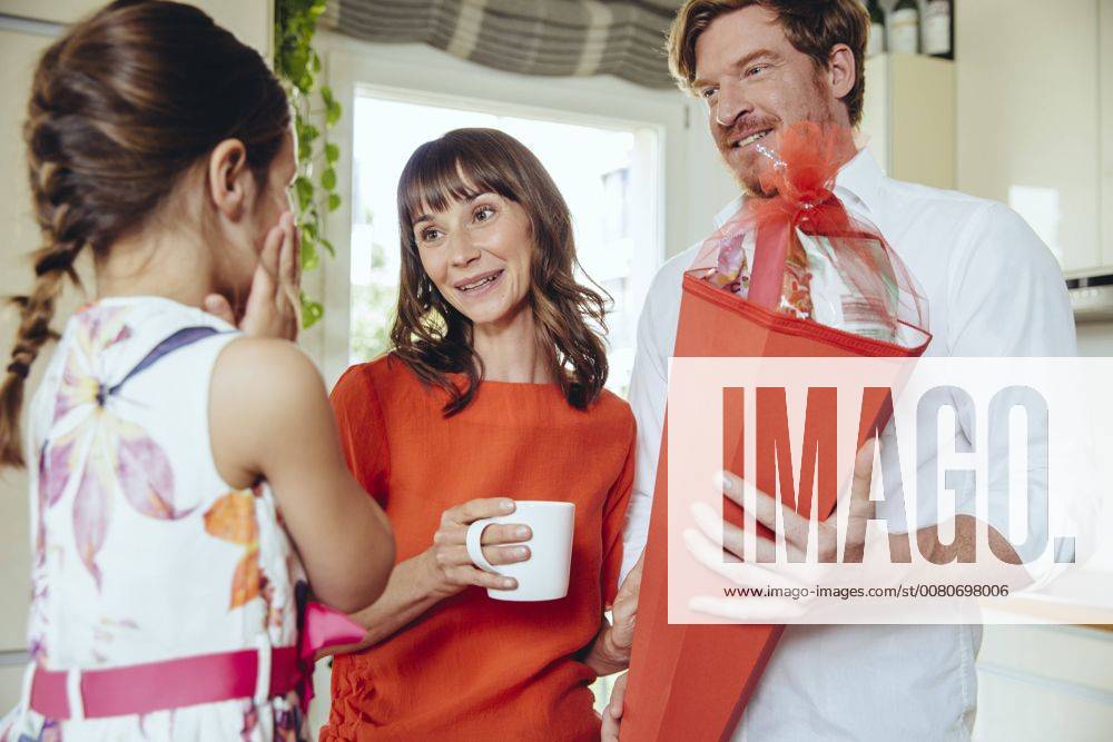IMAGO Creative: Gesellschaft, Schule, Schulanfang Parents presenting school cone to their daughter model released Symbolfoto property released MFF03769