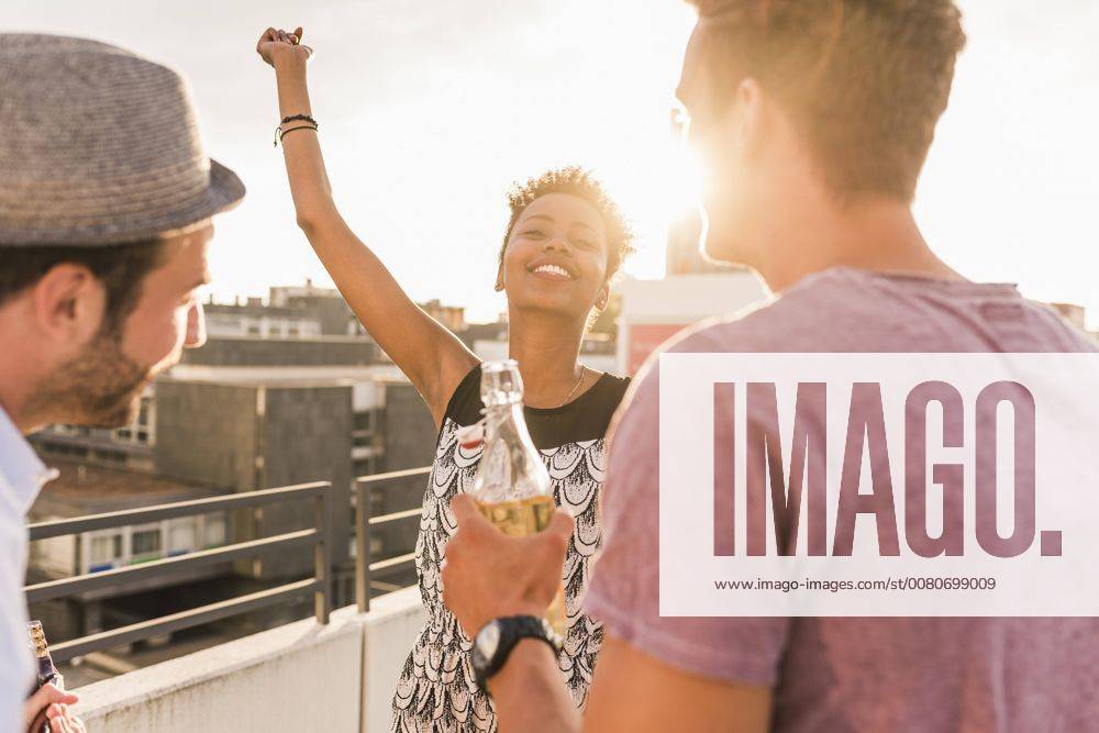 Friends having a rooftop party model released Symbolfoto UUF11497