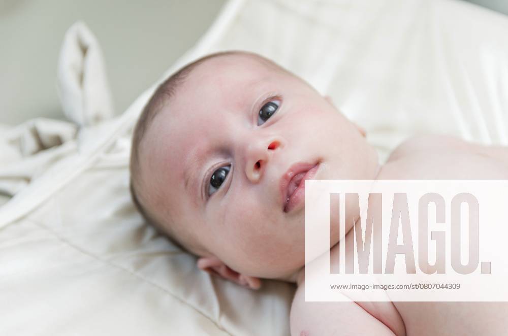 Schönes glückliches neugeborenes Baby liegend Beautiful happy newborn baby lying
