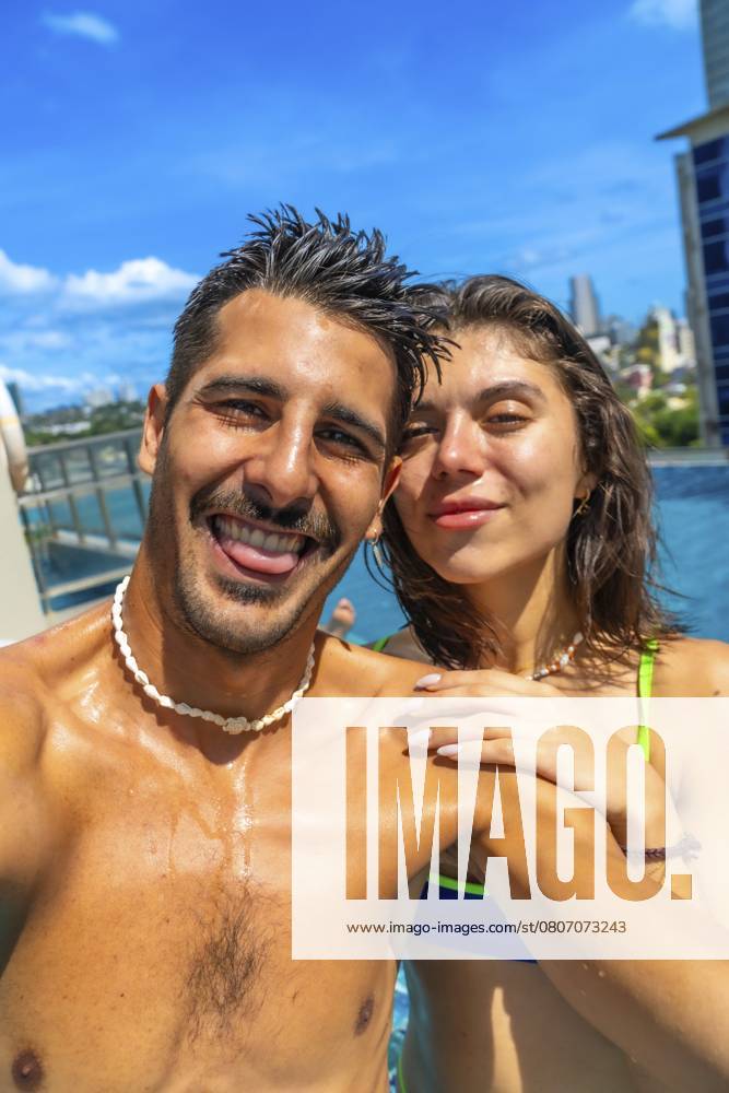 Touristen, die ihren Sommerurlaub am Pool genießen und fröhliche Selfies vor der pulsierenden Kulisse von Cebu City, Philippinen, schießen, Asien Tourists enjoying summer holidays by the pool, capturing joyful selfies against the vibrant backdrop of cebu city, philippines