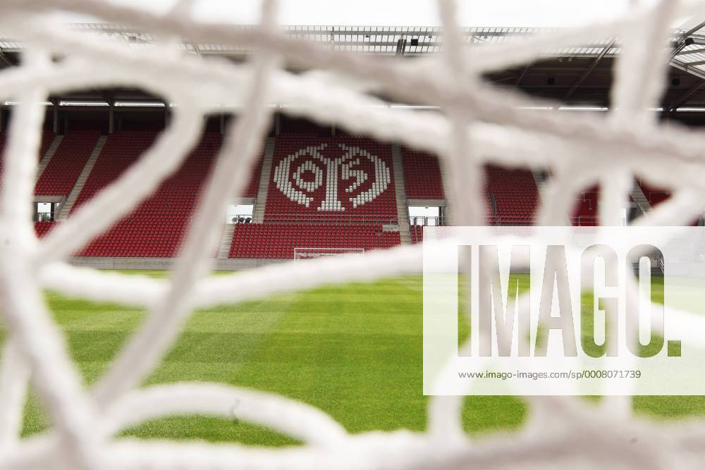 Fußball, Stadiongeschichte 1. FSV Mainz 05 Vereinslogo in der Coface Arena - Heimspielstätte des 1. FSV Mainz 05 o0 Tribüne Logo Leere Perspektive Durchblick Netz Tornetz