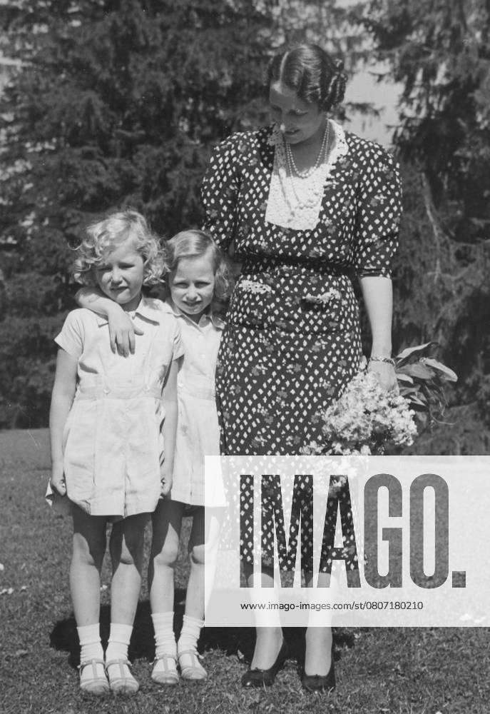 Prinzessin Astrid von Norwegen ist tot Märtha von Norwegen, 1901 1954, schwedische Prinzessin und Kronprinzessin von Norwegen, 1929 verheiratet mit Kronprinz Olav, dem späteren König Olav V. von Norwegen. Hier mit ihren Töchtern Ragnhild und Astrid an einem Sommertag im Jahr 1935 Märtha of Norway, 1901-1954, Swedish princess and Crown Princess of Norway, married in 1929 to Crown Prince Olav later King Olav V of Norway. Here with her daughters Ragnhild and Astrid on a summer day in 1935