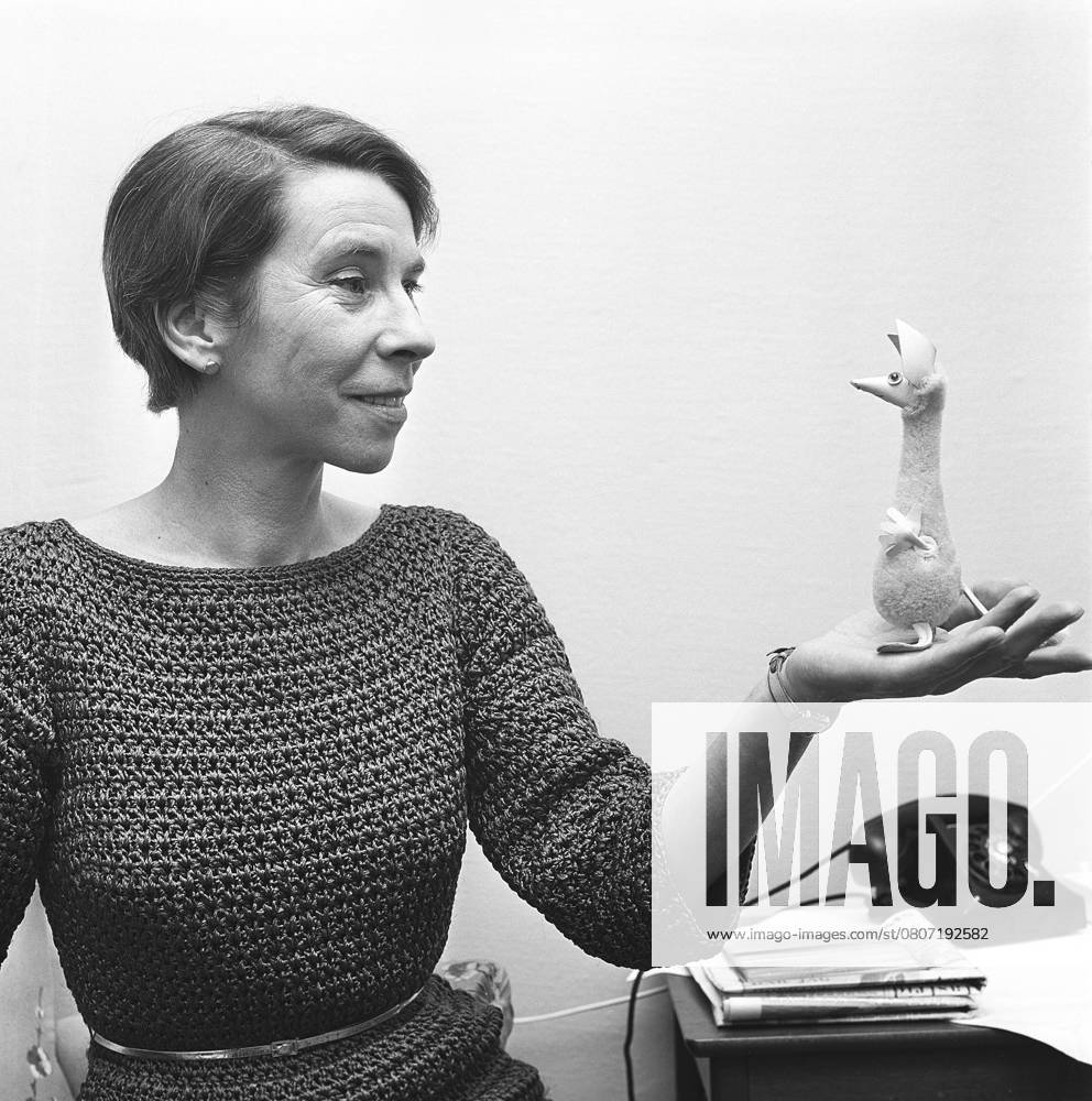 Tove Jansson (1914 2001) Finnische Autorin, Illustratorin, Künstlerin und Comiczeichnerin. Tove Jansson ist vor allem für ihre Bücher und Cartoons über die Mumins bekannt. Sie hält eine kleine Skulptur ihrer Mumin Figur Sniff in der Hand. 1963 Tove Jansson (1914-2001) Finnish author, illustrator, artist and comic creator. Tove Jansson is above all known for her books and cartoons about the Moomins. She is holding a small sculpture of her Moomin character Sniff. 1963