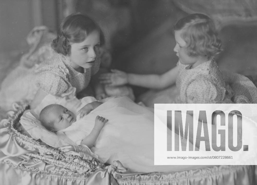 Prinzessin Astrid von Norwegen ist tot Kronprinzessin Märtha von Norwegen. 1901 1954. Auf dem Bild ihr Sohn und zukünftiger König von Norwegen, Kronprinz Harald. Prinz Harald wurde am 21. Februar 1937 geboren. Neben dem Babybett seine Schwestern Prinzessin Astrid und Prinzessin Ragnhild von Norwegen Crown Princess Märtha of Norway. 1901-1954. Pictured here her son and future king of Norway Crown Prince Harald. Prince Harald was born on february 21 1937. Beside the baby bed his sisters Princess Astrid and Princess Ragnhild of Norway