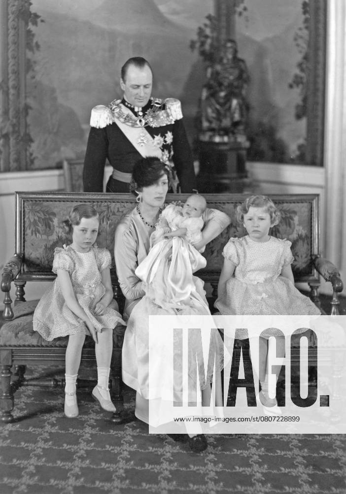 Prinzessin Astrid von Norwegen ist tot Kronprinzessin Märtha von Norwegen. 1901 1954. Tochter des schwedischen Prinzen Carl. Hier mit ihrem Sohn und zukünftigen König von Norwegen, Kronprinz Harald, auf ihrem Schoß und den Töchtern Ragnhild und Astrid. Prinz Harald wurde am 21. Februar 1937 geboren. Stehender Kronprinz Olav V Crown Princess Märtha of Norway. 1901-1954. Daughter of swedish Prince Carl. Pictured here with her son and future king of Norway Crown Prince Harald in her lap with daughters Ragnhild and Astrid. Prince Harald was born on february 21 1937. Standing crown prince Olav V
