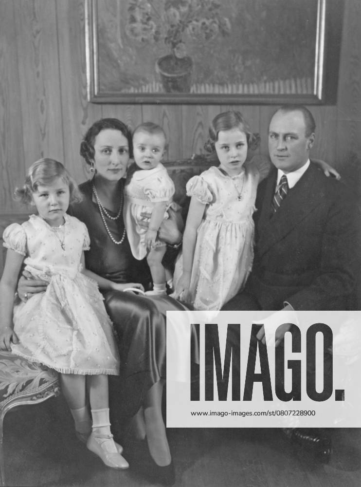 Prinzessin Astrid von Norwegen ist tot Kronprinzessin Märtha von Norwegen. 1901 1954. Tochter des schwedischen Prinzen Carl. Hier mit ihrem Sohn und zukünftigen König von Norwegen, Kronprinz Harald, auf ihrem Schoß und den Töchtern Ragnhild und Astrid. Prinz Harald wurde am 21. Februar 1937 geboren. Rechts der damalige Kronprinz Olav V Crown Princess Märtha of Norway. 1901-1954. Daughter of swedish Prince Carl. Pictured here with her son and future king of Norway Crown Prince Harald in her lap with daughters Ragnhild and Astrid. Prince Harald was born on february 21 1937. On the right then being crown prince Olav V