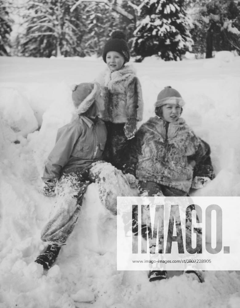 Prinzessin Astrid von Norwegen ist tot Kronprinz Harald von Norwegen (Mitte) mit seinen Schwestern Astrid und Ragnhild an einem verschneiten Wintertag in den frühen 1940er Jahren Crown Prince Harald of Norway in the middle with his sisters Astrid and Ragnhild on a snowy winter day in the early 1940s