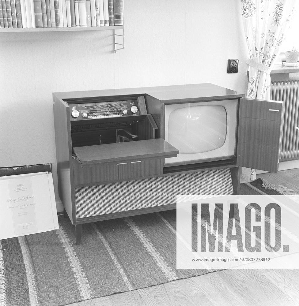 Fernsehen in den 1950er Jahren. Ein hochmodernes, kombiniertes Fernsehgerät, Grammophon und Radio. Das Grammophon hat die Besonderheit, daß es mehrere Schallplatten abspielen kann. ref BV19 6 Schweden 1957 Television in the 1950s. A state of the art combined tv set, gramophone and radio. The gramophone has the extra feature of being able to play multiple records. ref BV19-6 Sweden 1957