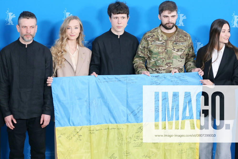 Grand Hyatt Berlinale 2025 Photo Call Strichka chasu Oleksandr Roshchyn, Olha Bregman, Nikon Romanchenko, Borys Khovriak and Zoya Lytvyn with Ukraine flag