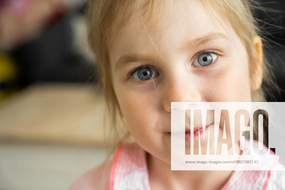 Close-up portrait of a little girl with blue eyes, lifestyle Corby, England, United Kingdom R_ATMT250318-1684647-01 ,model released, Symbolfoto