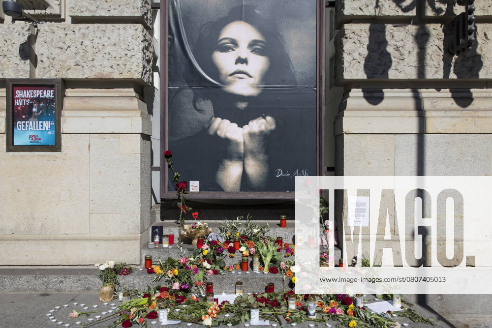 AnNa R , memorial at the Theater des Westens, Berlin, 19 03 2025 After the sudden death of Rosenstolz singer AnNa R, real name Andrea Neuenhofen, fans and companions lay flowers, letters and candles at the Theater des Westens, Berlin, 19 03 2025 Berlin Theater des Westens