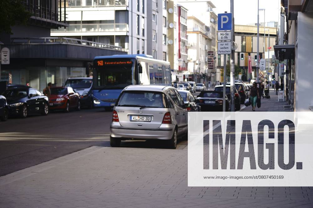 Parkende Autos sowie Busverkehr in der Richard-Wagner-Straße, eine Wohn- und Geschäftsstraße am 17. September 2018 in Kaiserslautern Kaiserslautern, Germany - September 17, 2018: Parked cars and bus traffic in Richard-Wagner-Straße, a residential and commercial street on 17 September 2018 in Kaiserslautern