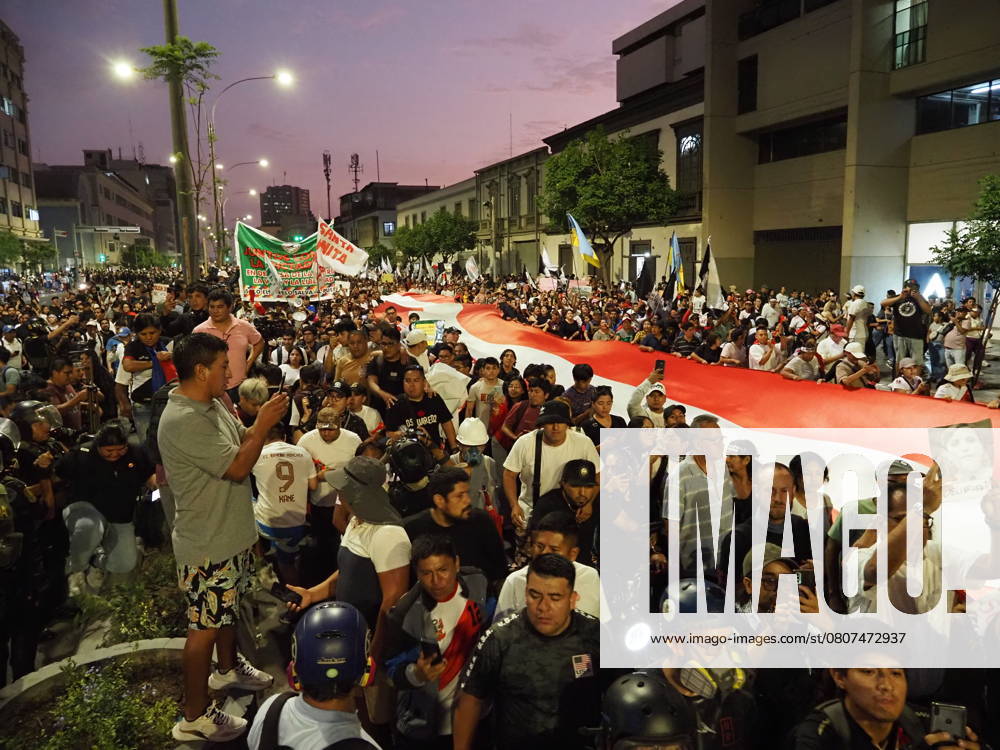 Peru, Ausnahmezustand in Lima, Proteste March Against Contract Killings, Murders, And Violence In Peru Thousands of people march against murders, contract killings, and violence in the country while carrying a huge Peruvian flag in Lima, Peru, on March 21. Lima Lima Peru