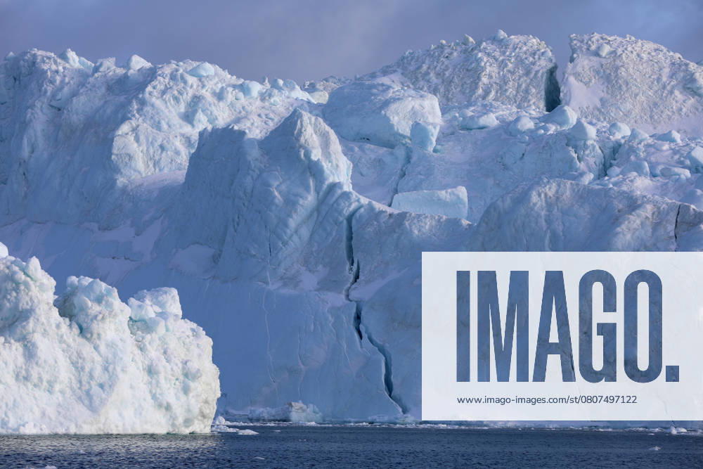 (250323) -- ILULISSAT, March 23, 2025 -- A crack is seen on an iceberg at the Disko Bay close to Ilulissat, Greenland, an autonomous territory of Denmark, March 22, 2025. ) DENMARK-GREENLAND-DISKO BAY-ICEBERGS ZhaoxDingzhe