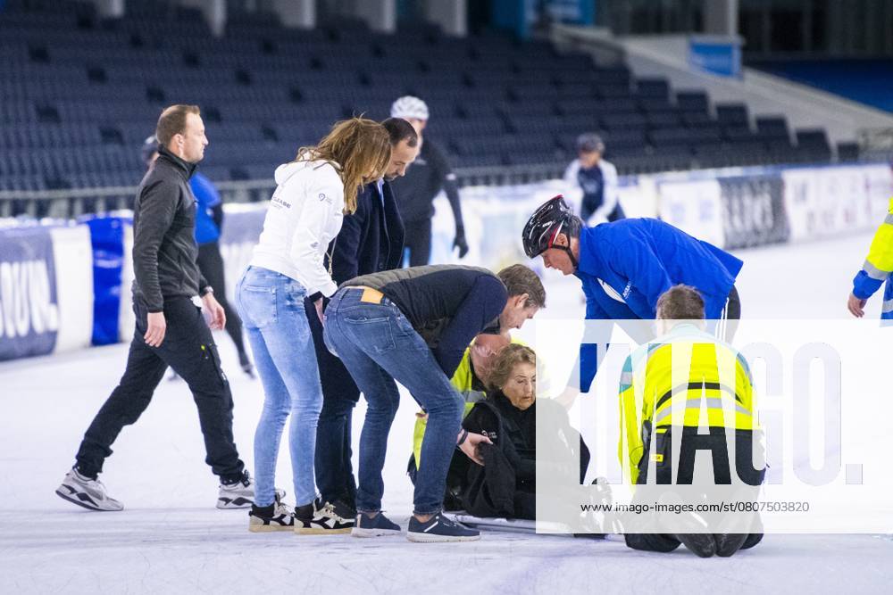 HEERENVEEN - Princess Margriet sits on the ice rink at Thialf with beside her, among others, Bernhard van Oranje and Pieter Christiaan van Oranje after falling during the kickoff of The Dutch 100. ANP JILMER POSTMA netherlands out - belgium out