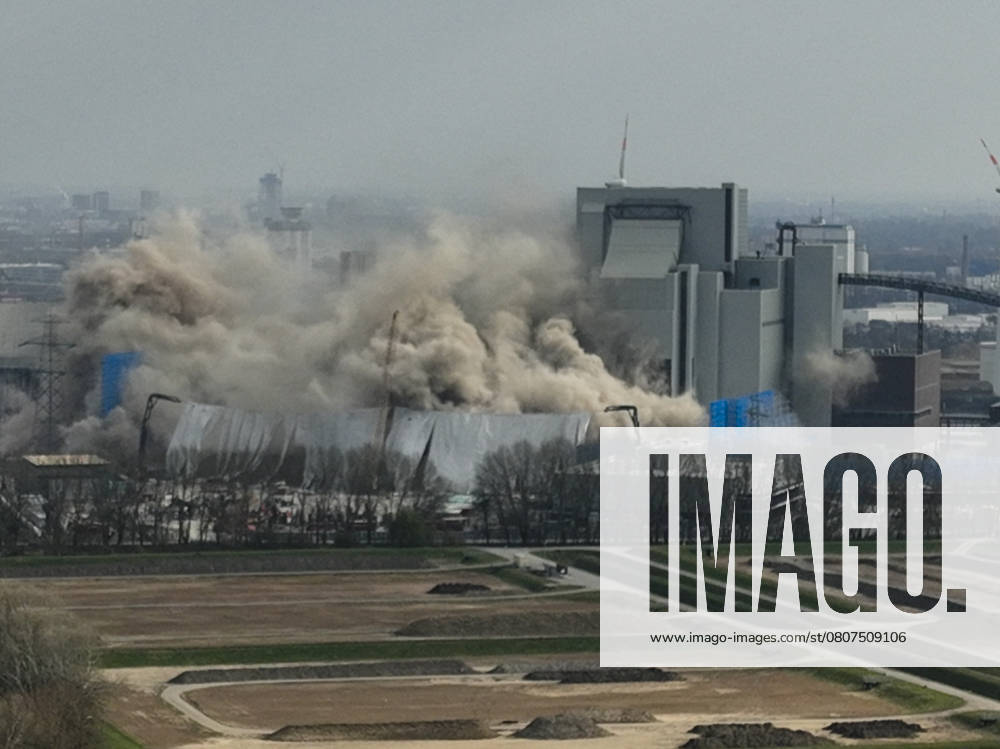 The blasting of the two boiler houses of the Moorburg coal-fired power plant was only partially successful The second boiler house could not be blown up for unknown reasons and remained standing Hamburg 23 03 2025 Pictures of the first blasting from the ground and drone pictures taken from the unrestricted area Hamburg Germany