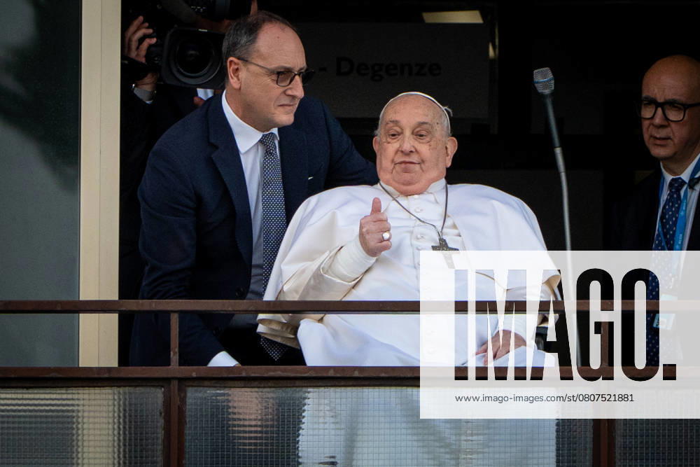 Bilder des Jahres 2025, News 03 März March 23, 2025, Rome, Italy: Pope Francis appears at the Agostino Gemelli Polyclinic window in Rome where he was hospitalized since February 14. Rome Italy - ZUMAs197 20250323_aab_s197_051
