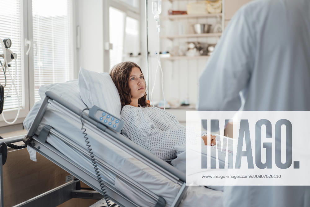 Patient in hospital bed having a consultation with a doctor model released, Symbolfoto property released, MOEF04806
