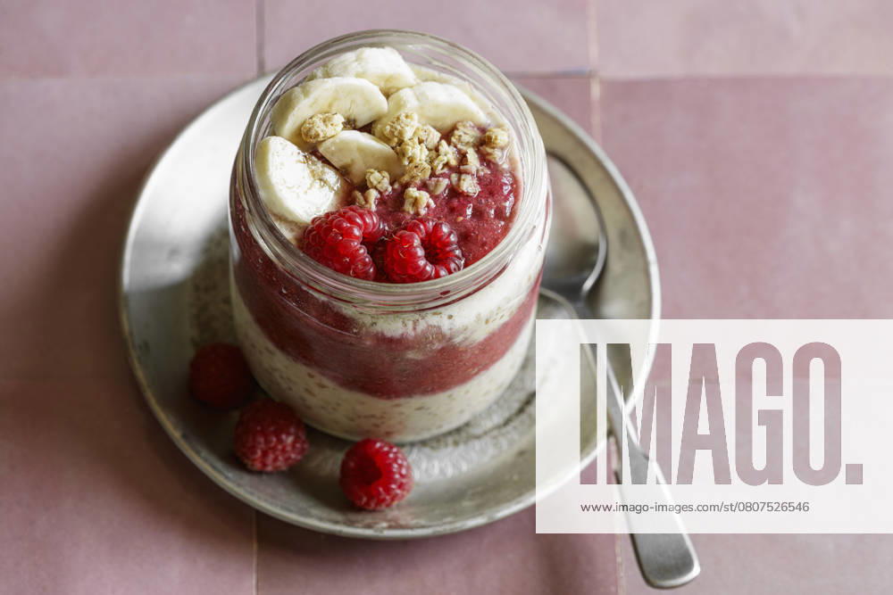 IMAGO Creative, Food, High Protein Frühstück Vegan raspberry-banana overnight oats in a glass jar with granola, EVGF04486