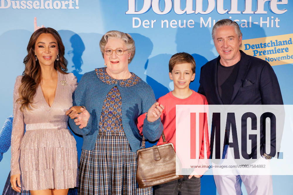 Düsseldorf Presentation of the new Long Run musical Mrs Doubtfire in the Capitol Theater Club Here musical ambassadors Verona Pooth, Franjo Pooth and son Rocco Pooth with performer Gabriel Vick Düsseldorf Capitol Theater North Rhine-Westphalia Germany