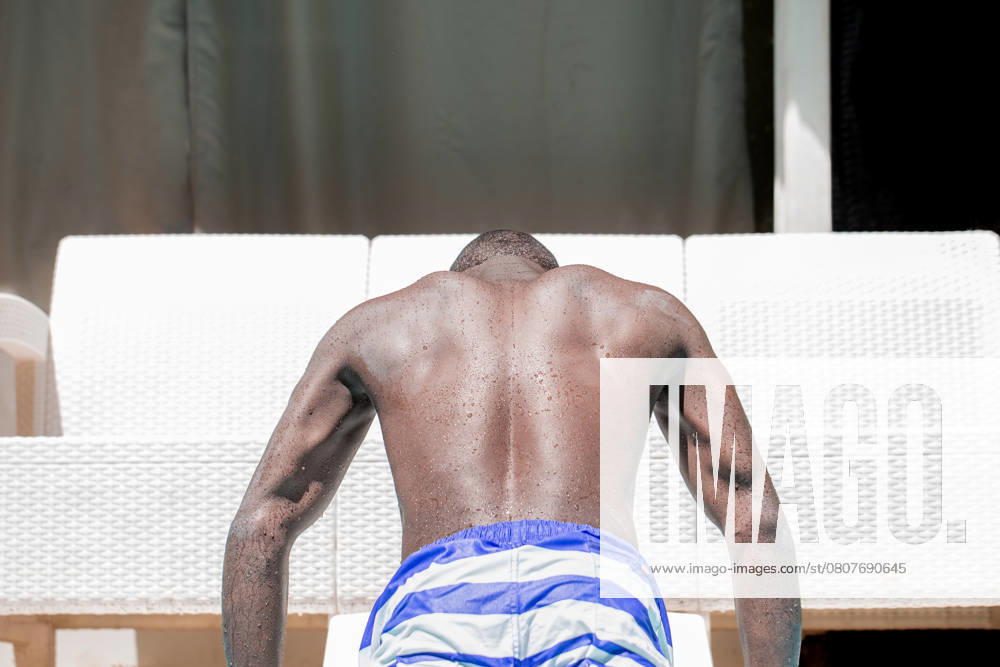Muscular Back of Afro-descendant Man in Pool Las Terrenas, Samaná Province, Dominican Republic R_JURA250317-1679223-01 ,model released, Symbolfoto