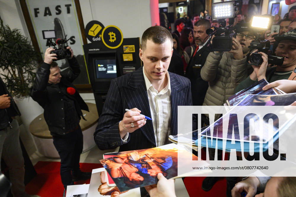 Actor Bill Skarsgard gives autographs to fans before the premiere of the American thriller Locked, Prague, Czech Republic, March 26, 2025. (CTKxPhoto MichalxKamaryt) CTKPhotoP2025032608274 CTKPhotoP2025032608274