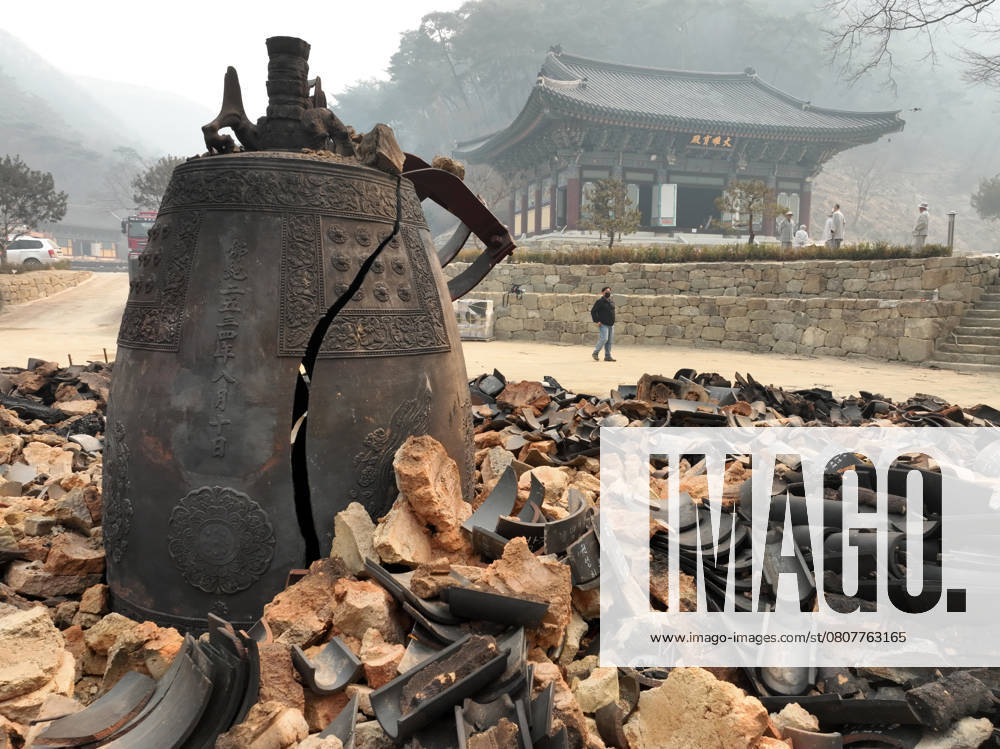 Wildfire-ravaged Buddhist temple Wildfire-ravaged Buddhist temple A bell is seen broken at the remains of the bell pavilion at Goun Temple in Uiseong, North Gyeongsang Province, southeastern South Korea, on March 26, 2025, after it was engulfed by a wildfire the previous day. (Yonhap) 2025-03-26 11:52:34 < 1980-2025 YONHAPNEWS AGENCY. .> ÀǼº±º °æ»óºÏµµ