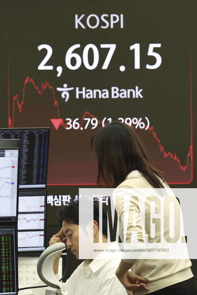 KOSPI plunges KOSPI plunges A financial data screen in the dealing room of Hana Bank in Seoul on March 27, 2025, shows the benchmark Korea Composite Stock Price Index having sunken 36.79 points, or 1.39 percent, to close at 2,607.15. Seoul shares ended sharply lower as concerns over a global trade war were reignited following the U.S. administration s announcement of its plan to impose tariffs on all imported cars. (Yonhap) 2025-03-27 16:15:03 < 1980-2025 YONHAPNEWS AGENCY. .> ¼¿ïƯº°½Ã