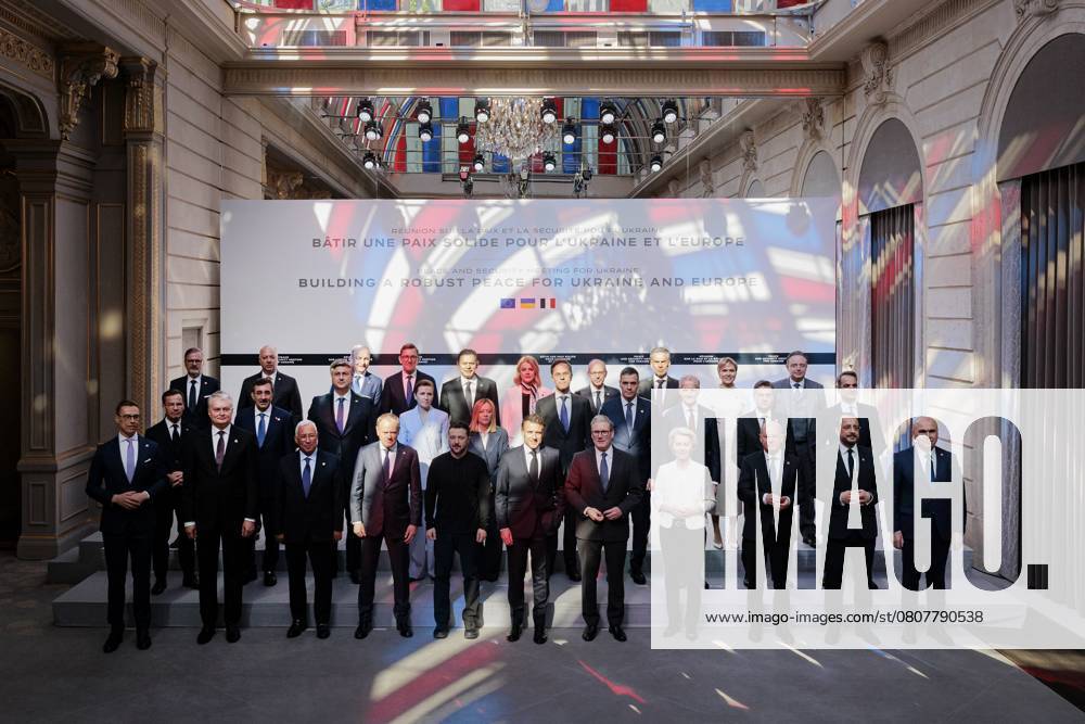 PARIS - Group photo prior to further consultations with Volodymyr Zelensky and several Western leaders at Palais Elyso e. They discussed efforts to end the war between Russia and Ukraine and security guarantees for Kyiv. ANP RAMON VAN FLYMEN netherlands out - belgium out