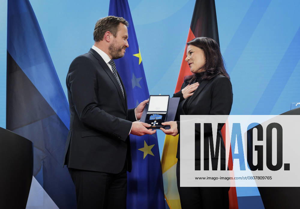 Annalena Baerbock Buendnis 90 Die Gruenen , Federal Foreign Minister, meets the Foreign Minister of Estonia, Margus Tsahkna, at the Foreign Office Here she receives a Cross of Merit of the Republic of Estonia Cross of Merit I Class Photographed on behalf of the Foreign Office Berlin Germany