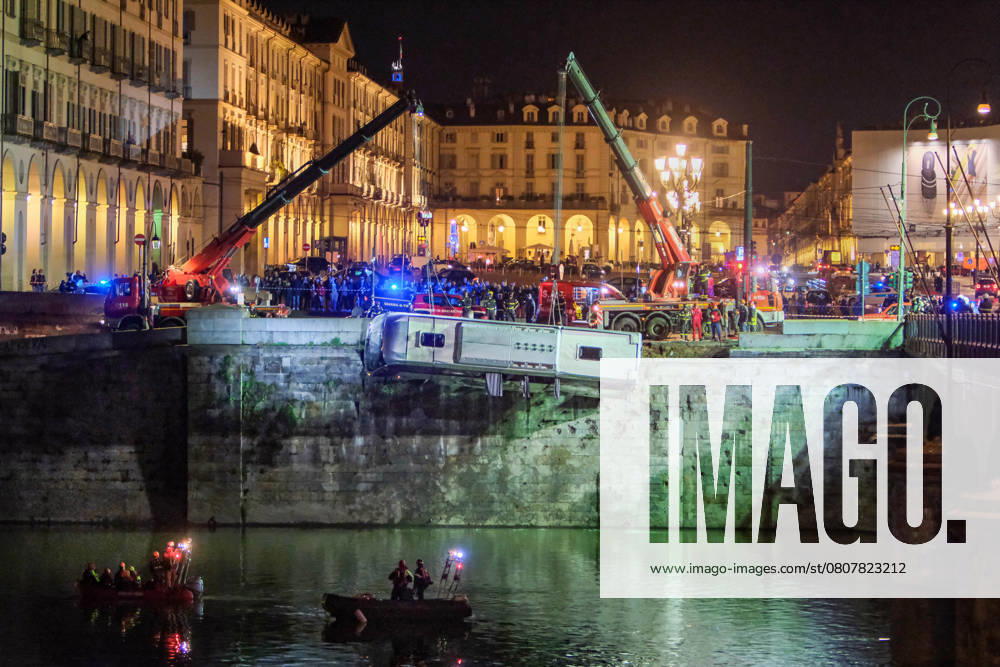 Italien, Bergung des Touristenbus aus Fluss Po in Turin March 27, 2025: Turin, Italy: Firefighters recover tourist bus that fell from the bridge in Piazza Vittorio Veneto and ended up in the Po River. The accident killed bus driver. Turin Italy - ZUMAp169 20250327_zea_p169_066