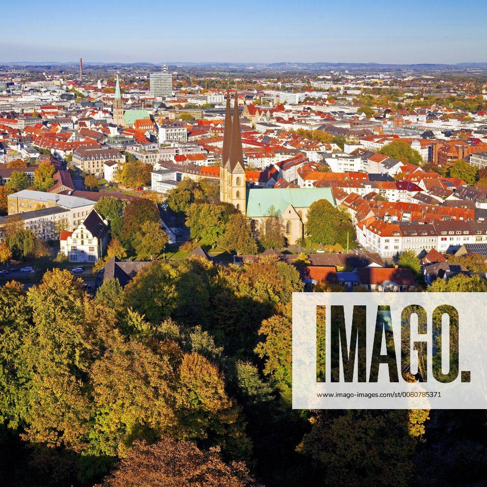 Stadtansicht mit Neustaedter Marienkirche mit Schatten der Sparrenburg, Deutschland, Nordrhein-Westfalen, Ostwestfalen, Bielefeld view of city of Bielefeld with church Neustaedter Marienkirche from Sparrenburg, Germany, North Rhine-Westphalia, East Westphalia, Bielefeld BLWS467115