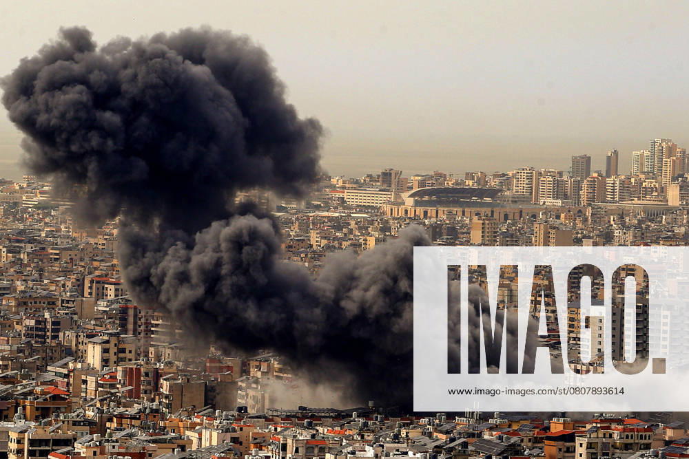Nahostkonflikt, Libanon, israelische Luftangriffe auf Beirut March 28, 2025, Baabda, Baabda, Lebanon: Heavy smoke billows from an Israeli air raid on Beirut southern suburb. Israel carried out its first air strikes in southern Lebanon, a hotbed of pro-Iranian Hezbollah since 19 November after its defense minister threatened Beirut over new rocket fire, rattling an already fragile truce that largely ended more than a year of hostilities with Hezbollah. Baabda Lebanon - ZUMAn313 20250328_zip_n313_001