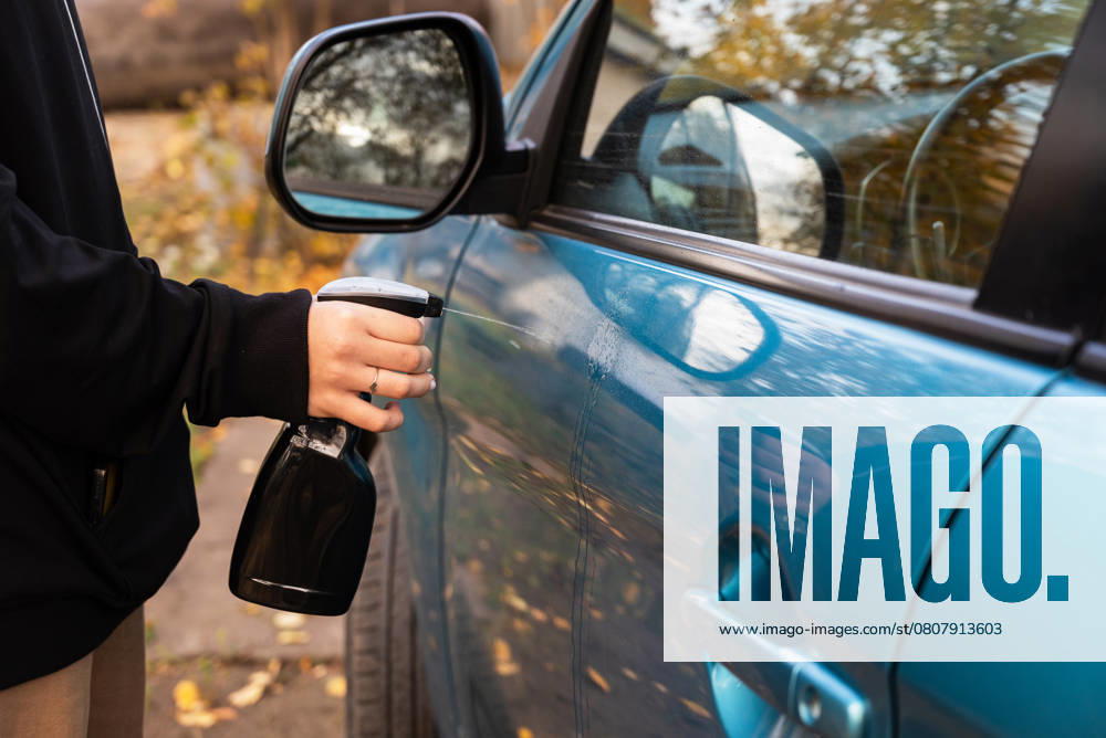 Closeup Bild, Bild junge Frau, Fahrer, trocken wischen ihr Auto mit Mikrofasertuch nach dem Waschen es, Reinigung Auto, Autoscheiben. Transport Selbstbedienung, Pflegekonzept. Lackschutz Closeup Bild, Bild junge Frau, Fahrer, trocken wischen ihr Auto mit Mikrofasertuch nach dem Waschen es, Reinigung Auto, Autoscheiben. Transport Selbstbedienung, Pflegekonzept. Lackschutz