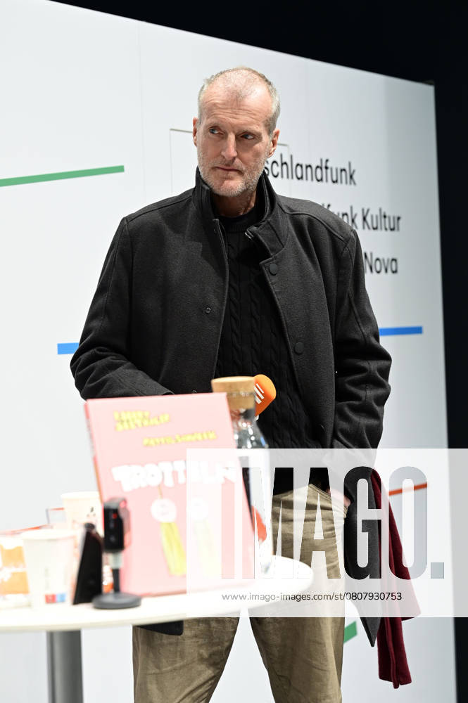 Robert Seethaler in conversation about the book Trotteln at the Deutschlandfunk Deutschlandradio stand in Hall 2 at the Leipzig Book Fair 2025 at the Leipzig Exhibition Center, 28 03 2025 Foto:xM.xWehnertx xFuturexImagex trotteln_5305
