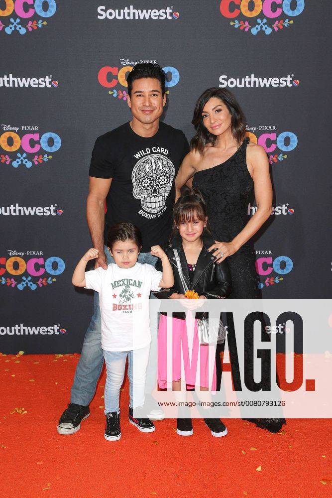 Mario Lopez and his Wife Courtney Laine Mazza with theirs Children Dominic and Gia Francesca at the Coco Film Premiere at 8 11 2017 in Los Angeles Disney Pixar S Coco Fimpremiere in Los Angeles 2017