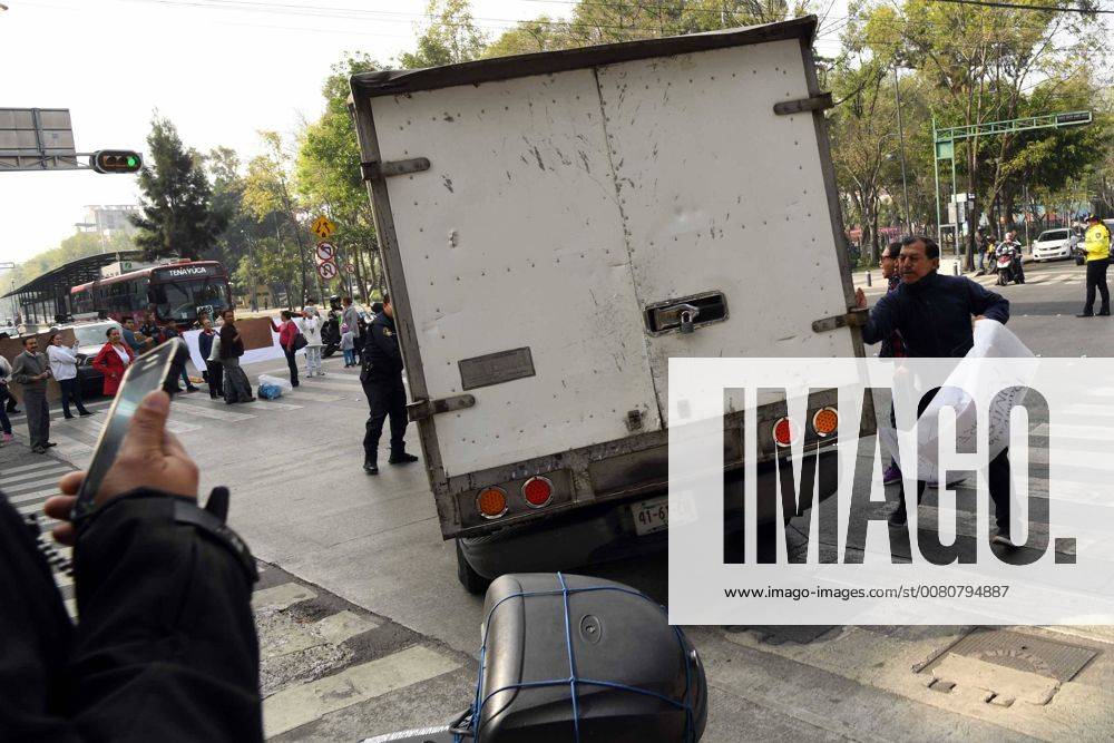 EUM20171109SOC03.JPG.CIUDAD DE MEXICO ProtestProtesta-19-S.- 9 de noviembre de 2017, esta manana se realizaron varios bloqueos en diferentes partes de la ciudad, los participantes son afectados del pasado sismo del 19 de septiembre. Foto: Agencia EL UNIVERSALArmando MartinezMAVC - ZUMAu78_ 20171109_zaf_u78_032