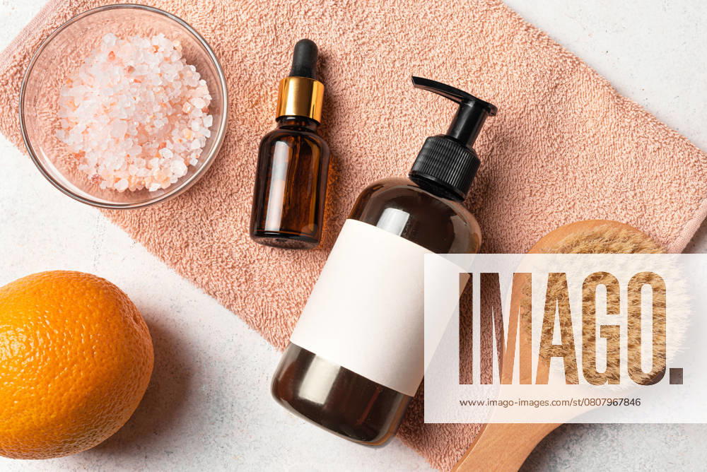 Naturkosmetikprodukte, Massagebürste und Orangenfrucht Naturkosmetikprodukte, Massagebürste und Orangenfrucht