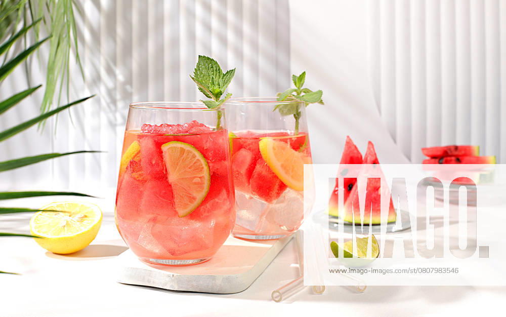 Eiskalte hausgemachte Limonade oder Cocktail mit Minze, Wassermelone und Früchten auf einem sonnigen Tisch, erfrischendes Sommergetränk Rezept, Detox-Diät und Gewichtsverlust Konzept, Menü für Restaurant, selektiven Fokus Eiskalte hausgemachte Limonade oder Cocktail mit Minze, Wassermelone und Früchten auf einem sonnigen Tisch, erfrischendes Sommergetränk Rezept, Detox-Diät und Gewichtsverlust Konzept, Menü für Restaurant, selektiven Fokus